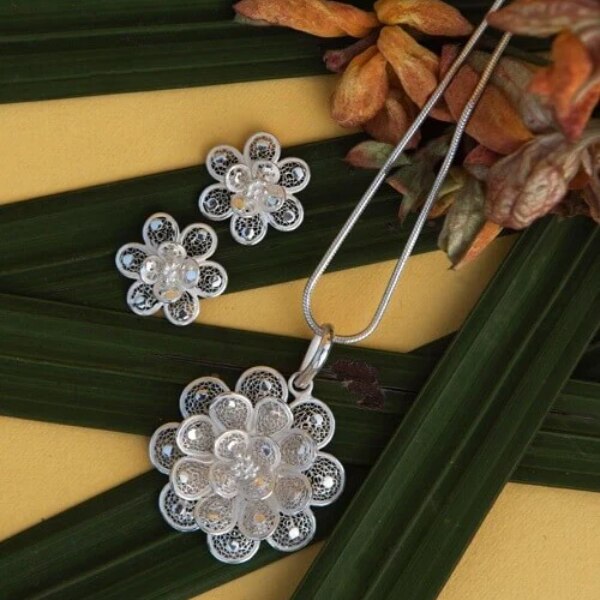 https://akm-img-a-in.tosshub.com/lingo/brt/images/photo_gallery/202512/okhai_silver_linings_floral_magic_silver_filigree_handmade_pendant_set_rs8460.png