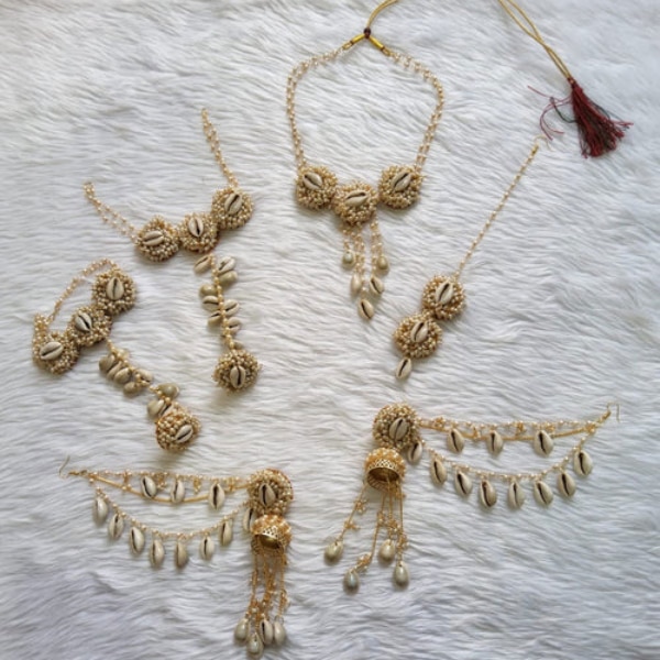 https://akm-img-a-in.tosshub.com/lingo/brt/images/photo_gallery/202512/saubhagyavati_elegant_cowrie_shell_pearl_bridal_jewellery_set_rs3000.png