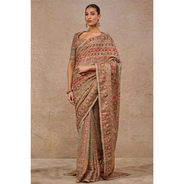 https://akm-img-a-in.tosshub.com/lingo/brt/images/photo_gallery/202512/tarun_tahiliani_kashida_hand_embroidered_saree_set_rs_524900.jpg