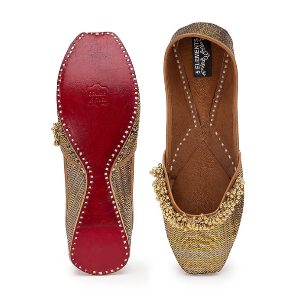 https://akm-img-a-in.tosshub.com/lingo/brt/images/photo_gallery/202601/5_elements_golden_woven_brocade_embellished_juttis_rs3990.png
