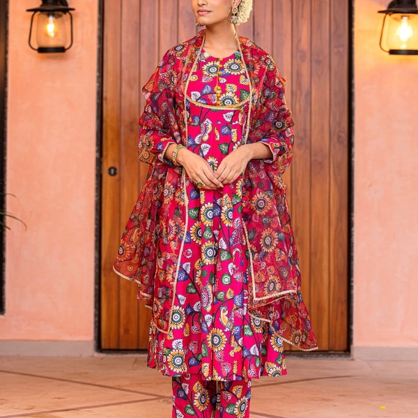 https://akm-img-a-in.tosshub.com/lingo/brt/images/photo_gallery/202601/ambaree_sunflower_kalamkari_suit_rs4399.png