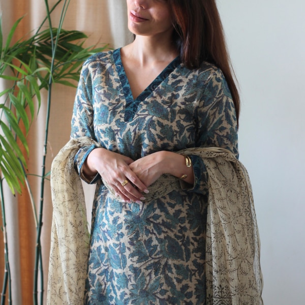https://akm-img-a-in.tosshub.com/lingo/brt/images/photo_gallery/202601/bareeki_kota_doria_kalamkari_beige_teal_kurta_and_dupatta_with_cotton_pants_rs4099.png