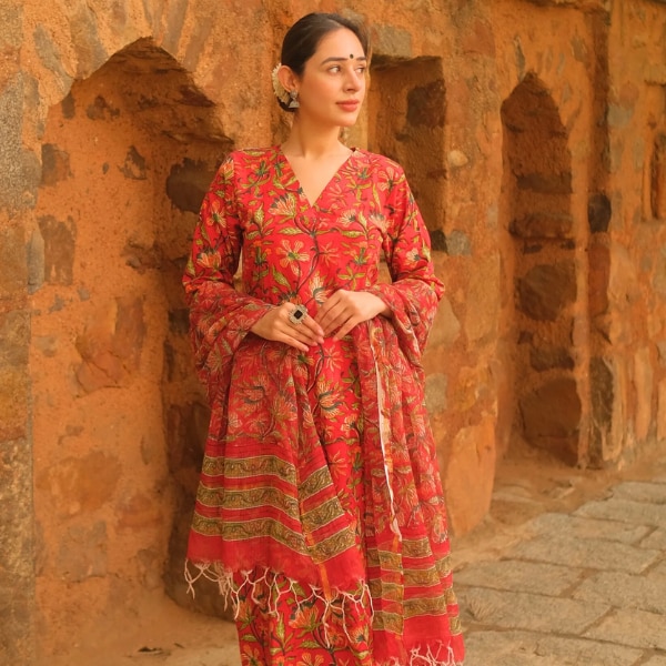 https://akm-img-a-in.tosshub.com/lingo/brt/images/photo_gallery/202601/dimple_design_studio_red_kalamkari_suit_set_rs3499.png
