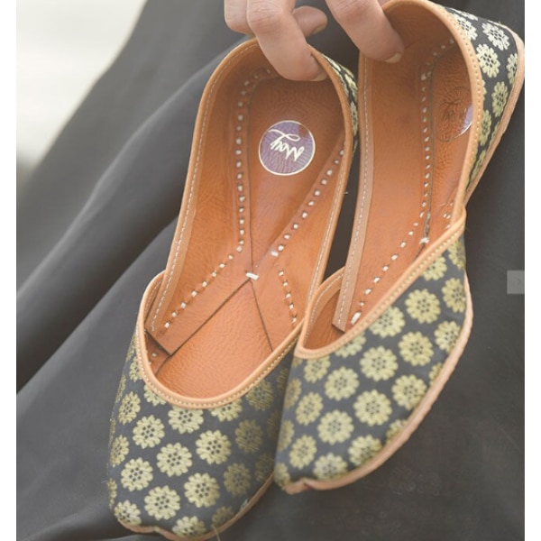 https://akm-img-a-in.tosshub.com/lingo/brt/images/photo_gallery/202601/jaypore_women_black_leather_embroidered_jutti_rs2099.png