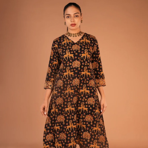 https://akm-img-a-in.tosshub.com/lingo/brt/images/photo_gallery/202601/kalanjali_kalamkari_hand_block_printed_kurta_set_rs3410.png