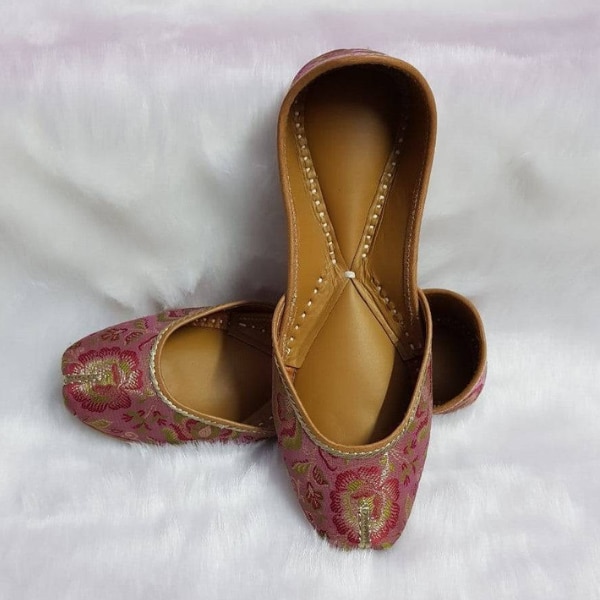 https://akm-img-a-in.tosshub.com/lingo/brt/images/photo_gallery/202601/khinkhwab_handcrafted_pink_jutti_in_banarasi_brocade_rs2750.png