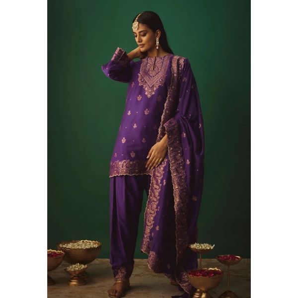https://akm-img-a-in.tosshub.com/lingo/brt/images/photo_gallery/202601/safaa_the_jamuni_mahenoor_suit_rs32999.png