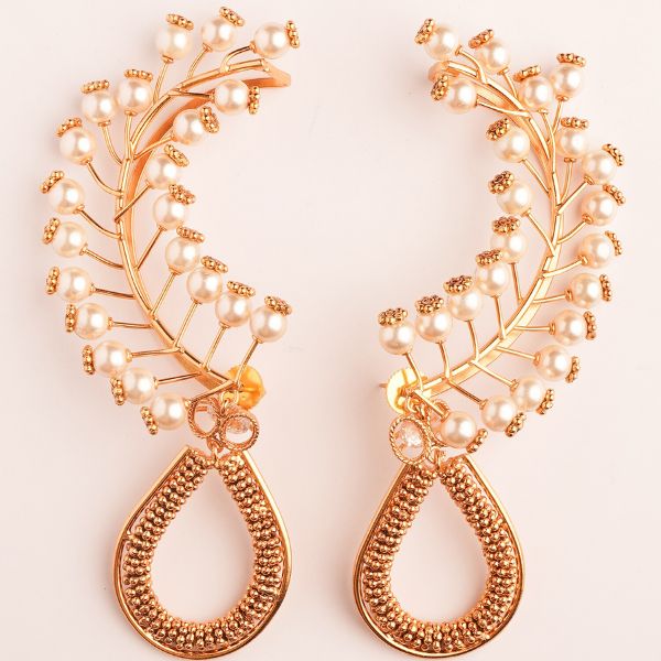 https://akm-img-a-in.tosshub.com/lingo/brt/images/photo_gallery/202601/suhani_pittie_gold_plated_pearls_high_noon_embellished_ear_cuffs_rs14000.jpg