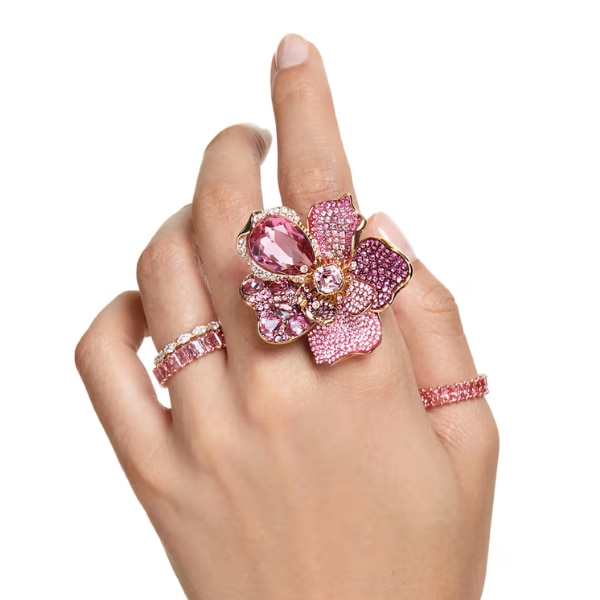 https://akm-img-a-in.tosshub.com/lingo/brt/images/photo_gallery/202601/swarovski_idyllia_cocktail_ring_rs40000.png
