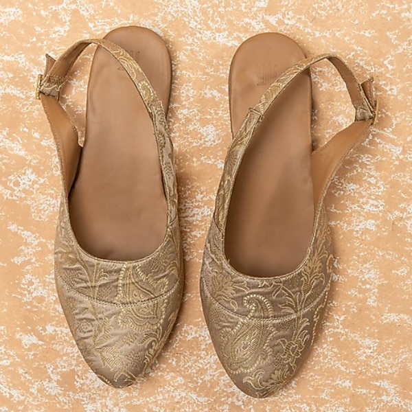 https://akm-img-a-in.tosshub.com/lingo/brt/images/photo_gallery/202601/tasva_gold_brocade_slingback_mojris_rs3999.png