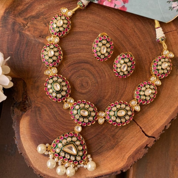 https://akm-img-a-in.tosshub.com/lingo/brt/images/photo_gallery/202602/attrangi_dharni_meenakari_ruby_emerald_mid_sized_polki_set_rs9650_0.png