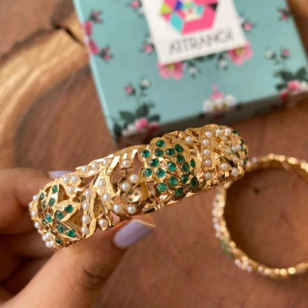 https://akm-img-a-in.tosshub.com/lingo/brt/images/photo_gallery/202602/attrangi_sleek_jadaau_bangle_rs2350.png