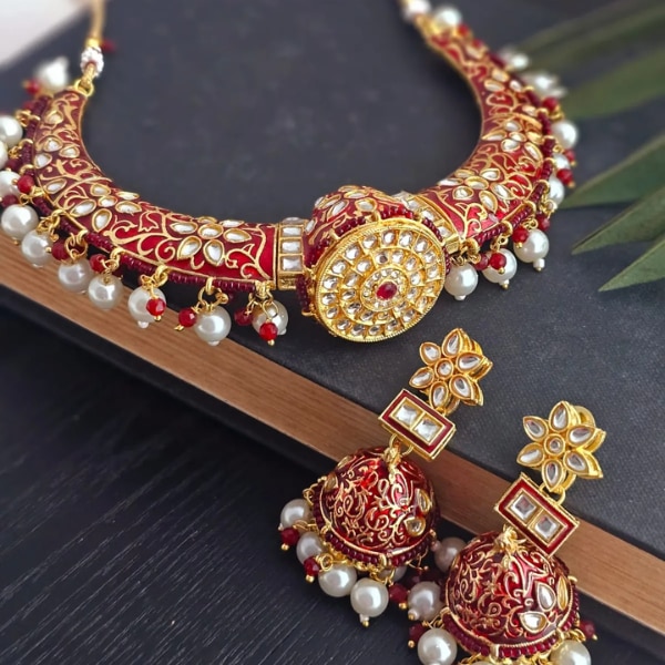 https://akm-img-a-in.tosshub.com/lingo/brt/images/photo_gallery/202602/binni_meenakari_pearl_red_choker_set_rs5099_0.png