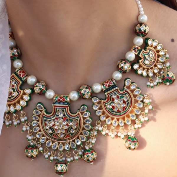 https://akm-img-a-in.tosshub.com/lingo/brt/images/photo_gallery/202602/kaashnii_sitwat_meenakari_kundan_necklace_set_rs14999_0.png