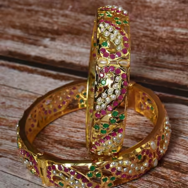 https://akm-img-a-in.tosshub.com/lingo/brt/images/photo_gallery/202602/zevar_by_geeta_gold_plated_diamonds_pearls_cut_work_kundan_jadau_bangles_rs9270.png
