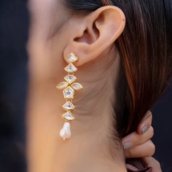 https://akm-img-a-in.tosshub.com/lingo/brt/images/photo_gallery/202603/kaashnii_lubna_kundan_earrings_rs2499.png