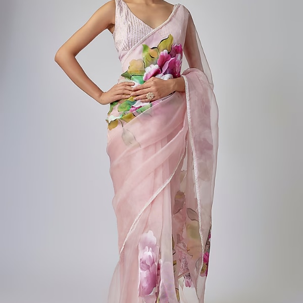 https://akm-img-a-in.tosshub.com/lingo/brt/images/photo_gallery/202603/priyanka_jha_blush_pink_organza_floral_hand_painted_saree_set_rs23100.png