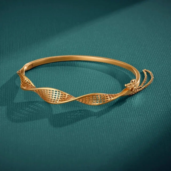 https://akm-img-a-in.tosshub.com/lingo/brt/images/photo_gallery/202603/tanishq_woven_glow_gold_bangle_rs275630.png
