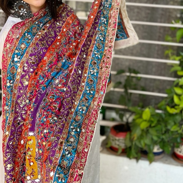 https://akm-img-a-in.tosshub.com/lingo/brt/images/photo_gallery/202604/house_of_masakalee_pure_silk_dupatta_with_beads_sequin_real_mirror_pasting_handwork_rs9500.png