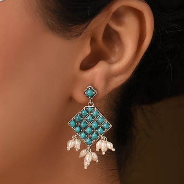 https://akm-img-a-in.tosshub.com/lingo/brt/images/photo_gallery/202604/jaypore_zahra_silver_drop_earrings_rs3290.png