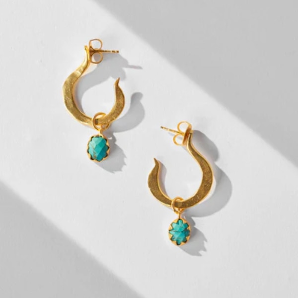 https://akm-img-a-in.tosshub.com/lingo/brt/images/photo_gallery/202604/nicobar_qala_turquoise_hoops_rs4250.png