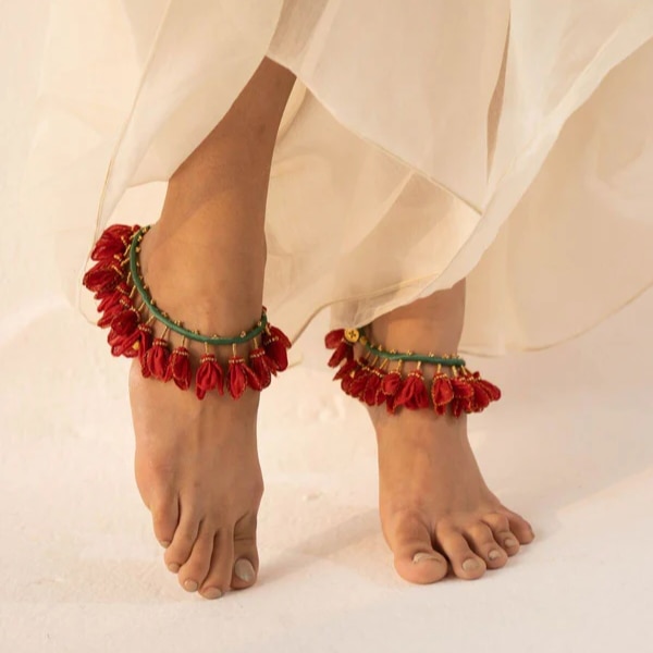 https://akm-img-a-in.tosshub.com/lingo/brt/images/photo_gallery/202604/nomad_kund_pushp_floral_anklets_rs3800.png