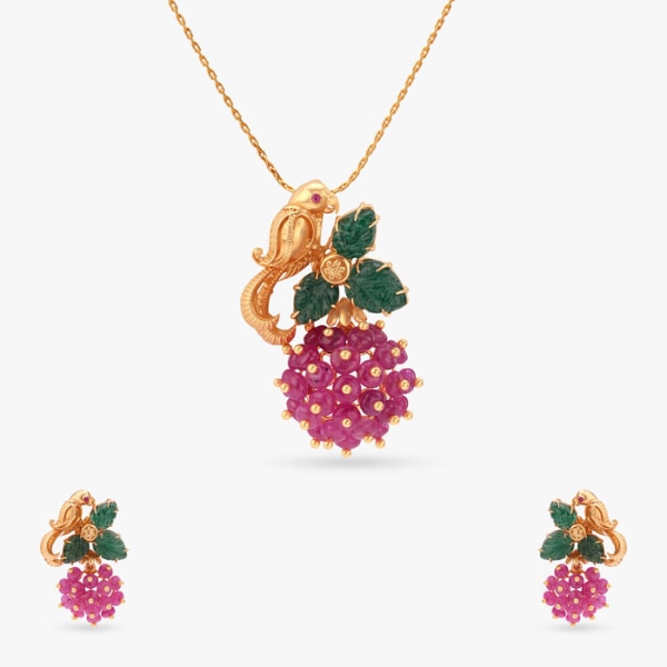 https://akm-img-a-in.tosshub.com/lingo/brt/images/photo_gallery/202604/tanishq_blooming_grove_gold_pendant_and_earrings_set_rs180768.png