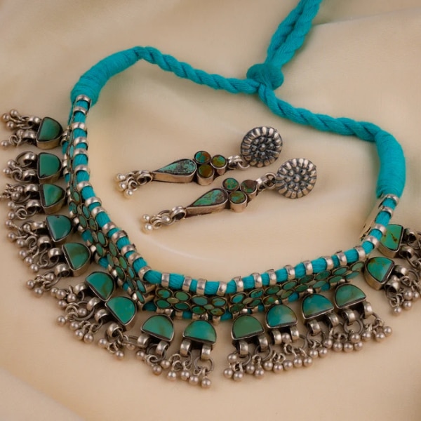 https://akm-img-a-in.tosshub.com/lingo/brt/images/photo_gallery/202604/totapari_teal_turquoise_choker_set_rs83900.png