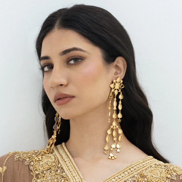 https://akm-img-a-in.tosshub.com/lingo/brt/images/photo_gallery/202605/amama_darpana_sheeshmahal_shoulder_grazers_rs4850.png