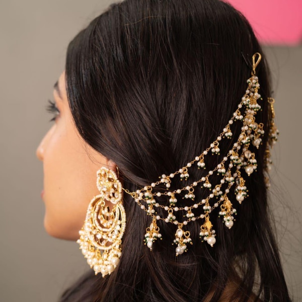 https://akm-img-a-in.tosshub.com/lingo/brt/images/photo_gallery/202605/attrangi_sabisaachi_pearl_emerald_hair_chain_rs2950.png