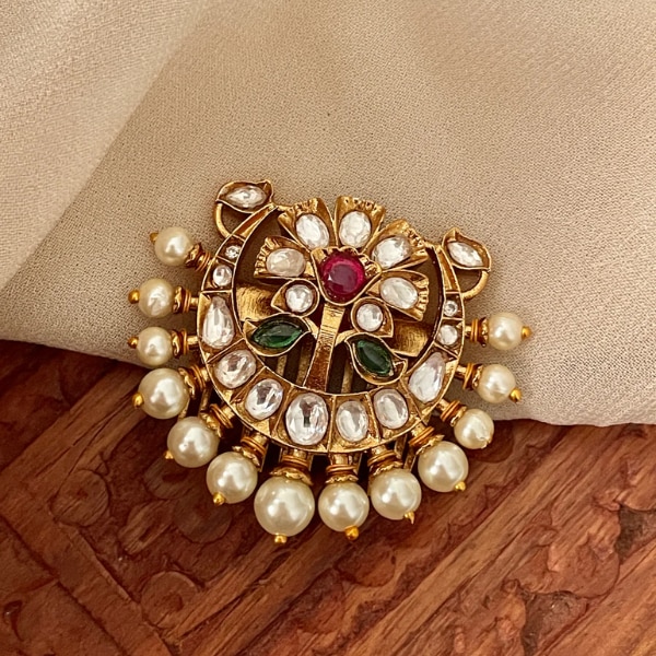 https://akm-img-a-in.tosshub.com/lingo/brt/images/photo_gallery/202605/avsa_kanchi_polki_hair_clip_rs3500.png