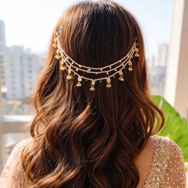https://akm-img-a-in.tosshub.com/lingo/brt/images/photo_gallery/202605/i_jewels_nyshvi_pearl_hairchain_rs1699.png