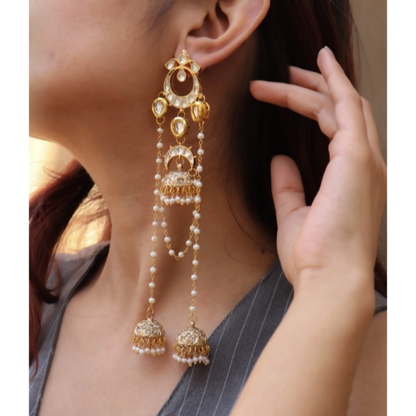 https://akm-img-a-in.tosshub.com/lingo/brt/images/photo_gallery/202605/kaashnii_brair_kundan_long_earrings_rs4999.png