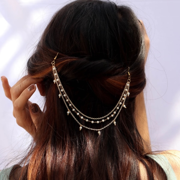 https://akm-img-a-in.tosshub.com/lingo/brt/images/photo_gallery/202605/kaashnii_liza_pearl_hair_accessory_rs1999.png
