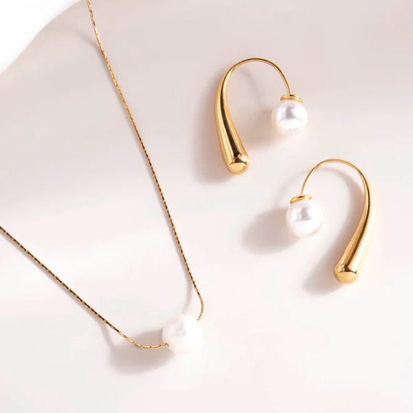 https://akm-img-a-in.tosshub.com/lingo/brt/images/photo_gallery/202605/palmonas_modern_pearl_jewellery_set_rs6699.png