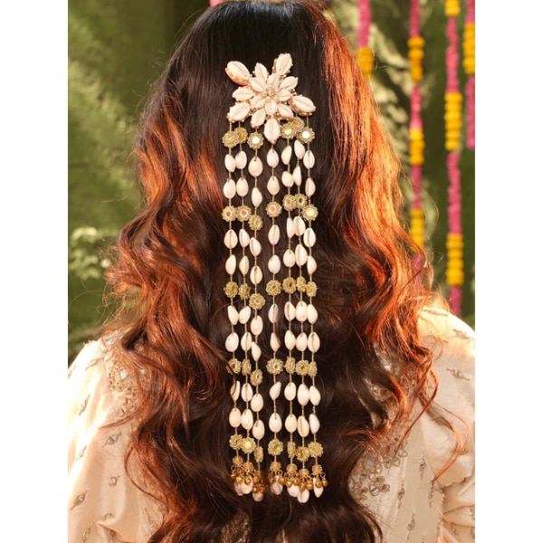 https://akm-img-a-in.tosshub.com/lingo/brt/images/photo_gallery/202605/tonoto_kaju_katli_cowrie_hair_accessory_rs3999.png