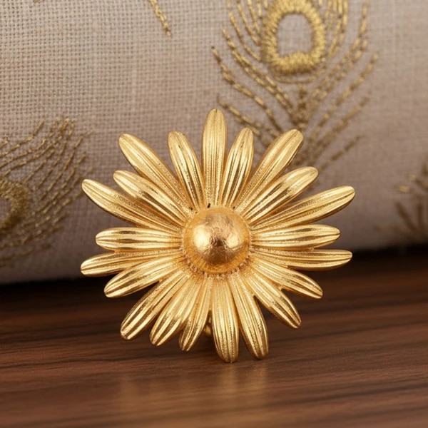 https://akm-img-a-in.tosshub.com/lingo/brt/images/photo_gallery/202606/ishhaara_sunflower_brooch_rs5500.png