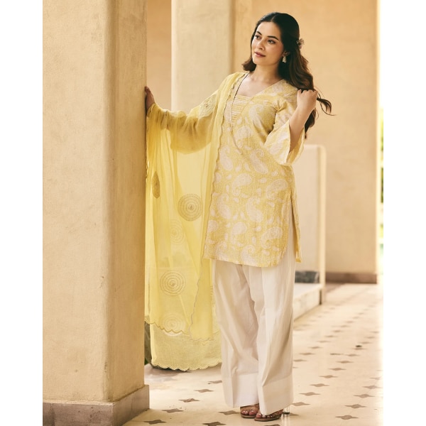 https://akm-img-a-in.tosshub.com/lingo/brt/images/photo_gallery/202607/aachho_samayra_butter_yellow_cotton_printed_farsi_salwar_set_rs12495.png