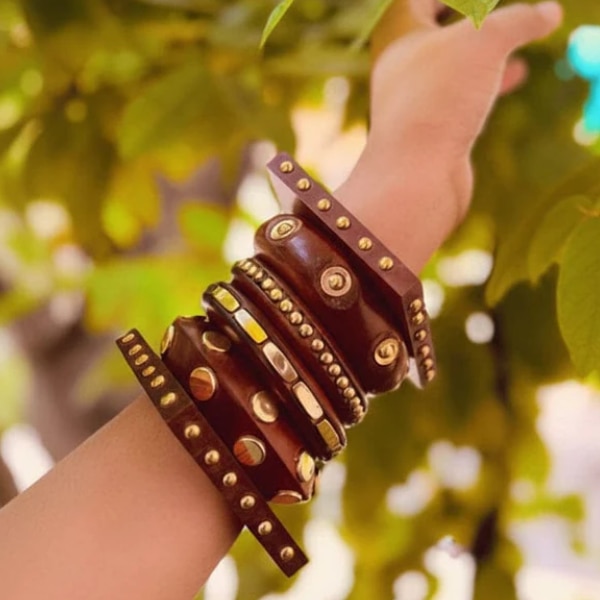 https://akm-img-a-in.tosshub.com/lingo/brt/images/photo_gallery/202607/aganya_kreation_usha_wooden_bangle_stack_rs3776.png