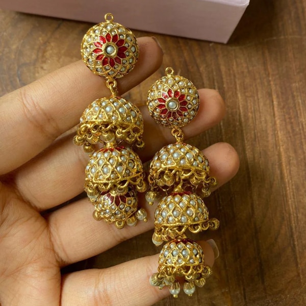 https://akm-img-a-in.tosshub.com/lingo/brt/images/photo_gallery/202607/attrangi_sona_moti_3_layer_jhumkas_rs3250.png