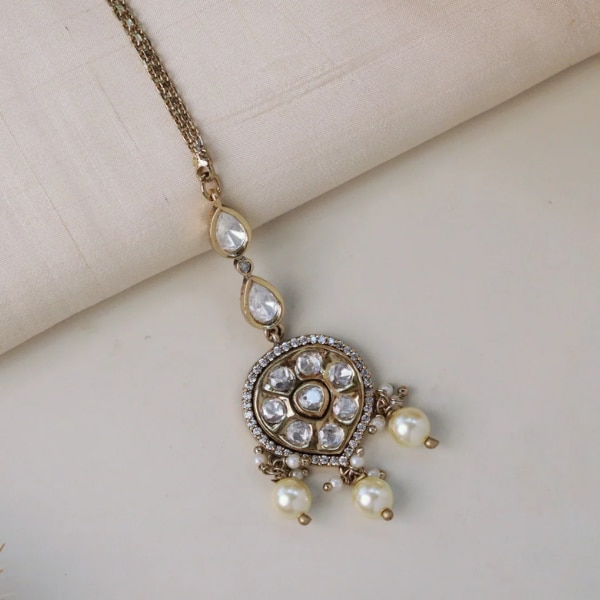 https://akm-img-a-in.tosshub.com/lingo/brt/images/photo_gallery/202607/curio_cottage_vintage_spark_polki_maang_tikka_rs2200.png
