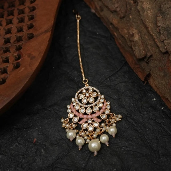 https://akm-img-a-in.tosshub.com/lingo/brt/images/photo_gallery/202607/rimli_himani_polki_tikka-pastel_pink_rs1850.png