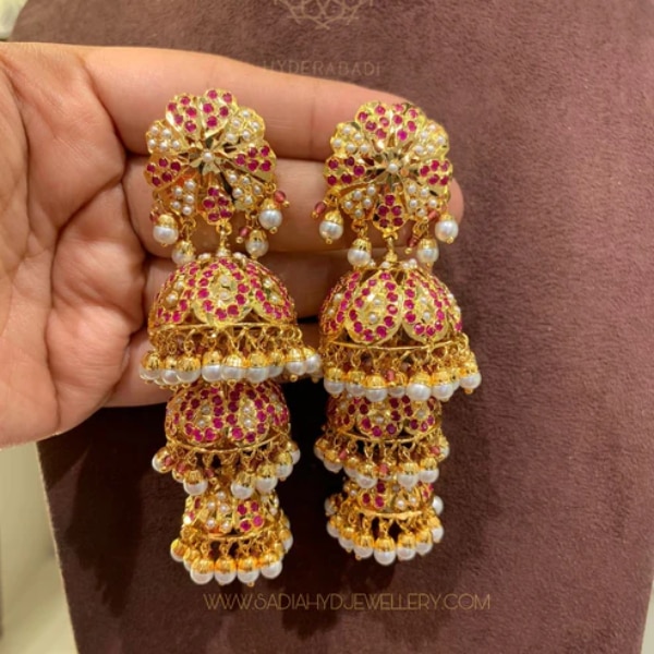 https://akm-img-a-in.tosshub.com/lingo/brt/images/photo_gallery/202607/sadia_hyderabadi_daniya_red_jadau_triple_jhumki_rs6998.png