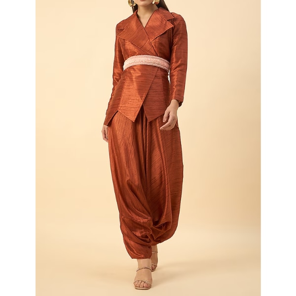 https://akm-img-a-in.tosshub.com/lingo/brt/images/photo_gallery/202608/aakaar_copper_brown_matka_silk_co-ord_set_rs11660.png