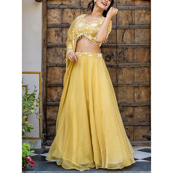 https://akm-img-a-in.tosshub.com/lingo/brt/images/photo_gallery/202608/house_of_jamoti_yellow_chiffon_lehenga_set_rs10999.png