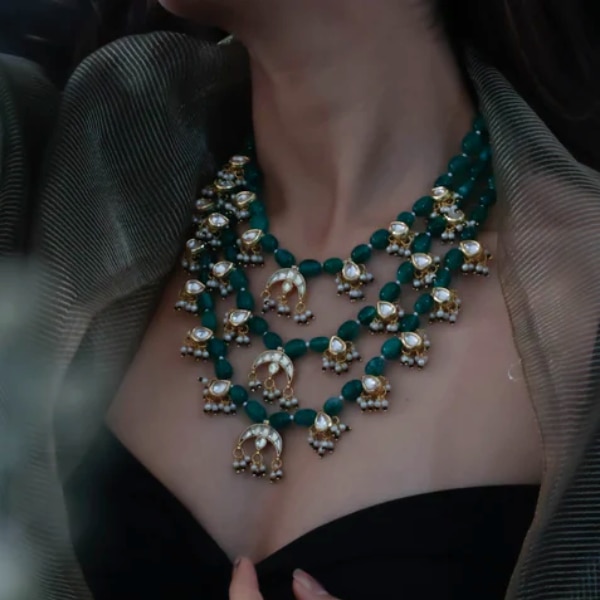 https://akm-img-a-in.tosshub.com/lingo/brt/images/photo_gallery/202608/kaashnii_gina_multi-layered_kundan_green_necklace_rs5499.png