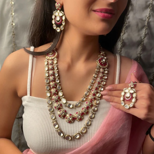 https://akm-img-a-in.tosshub.com/lingo/brt/images/photo_gallery/202608/mirana_samisha_bridal_polki_layered_necklace_set_14900.png