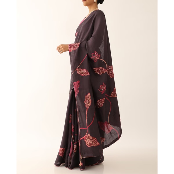 https://akm-img-a-in.tosshub.com/lingo/brt/images/photo_gallery/202608/taneira_black_hand_painted_pure_tussar_silk_saree_rs14499.png