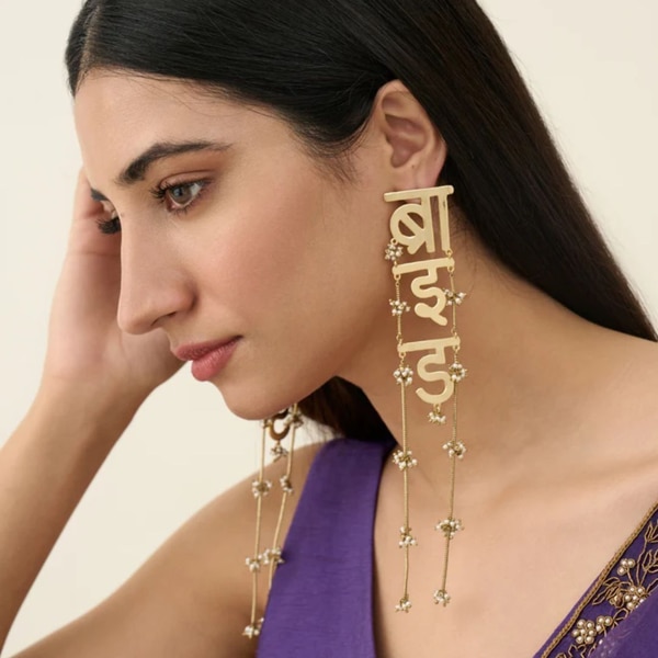 https://akm-img-a-in.tosshub.com/lingo/brt/images/photo_gallery/202609/amama_22kt_antique_gold_plated_bride_earrings_rs2500.png