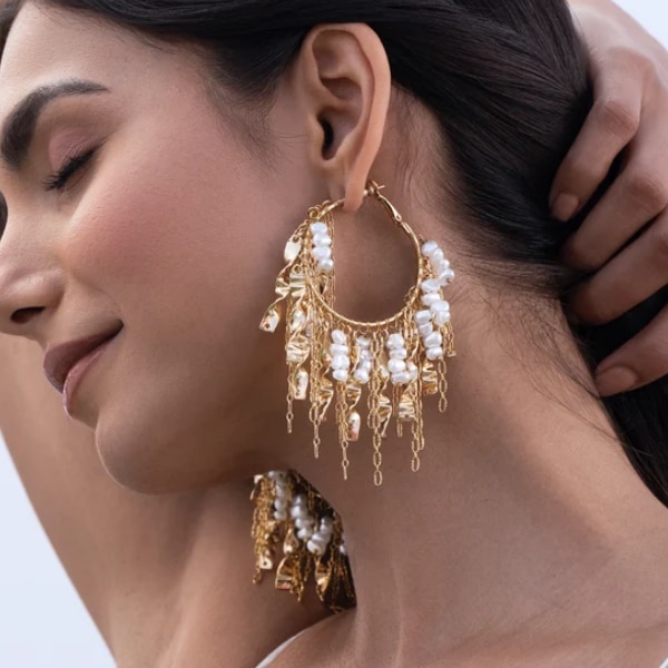 https://akm-img-a-in.tosshub.com/lingo/brt/images/photo_gallery/202609/amama_swivel_cluster_hoops_rs4500.png